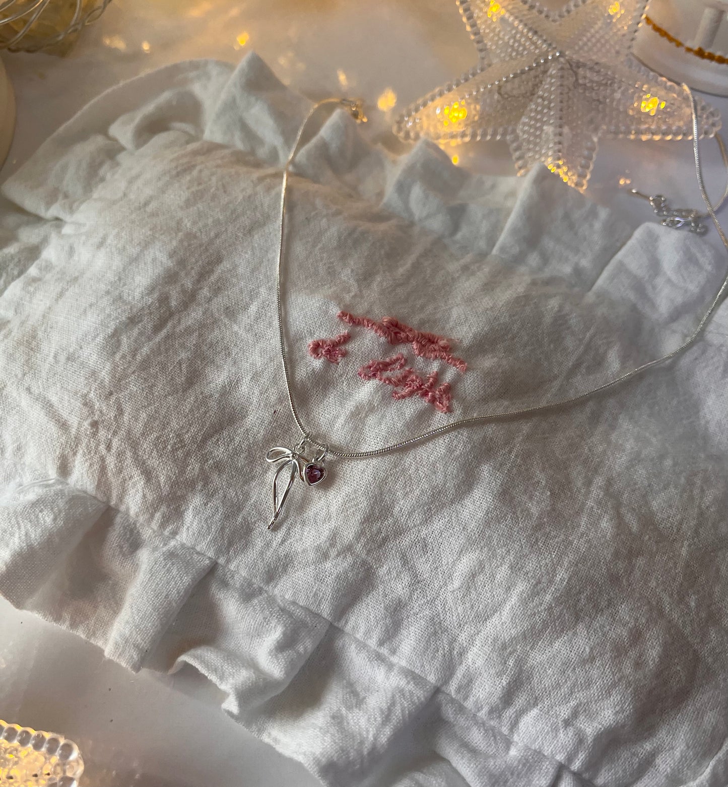 de Light Bow Chain Necklace
