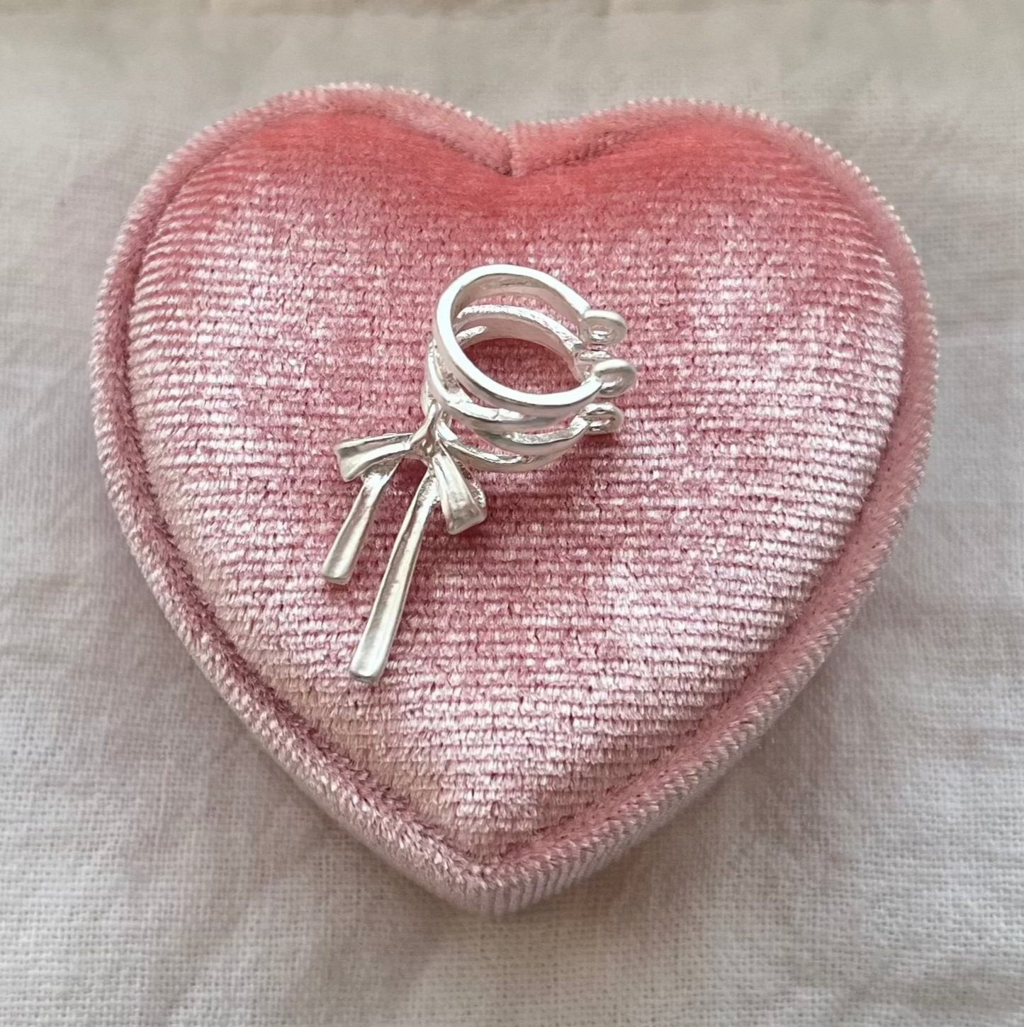 de Light Bow Earcuff