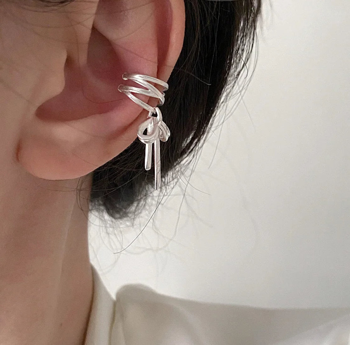 de Light Bow Earcuff