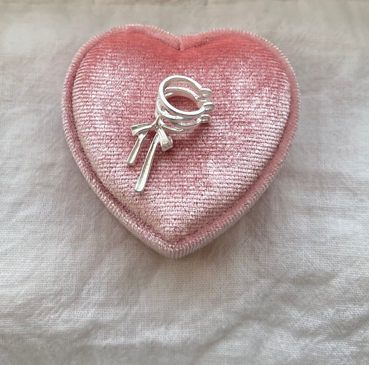 de Light Bow Earcuff